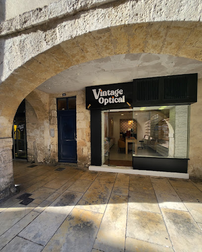 La devanture noire de Vintage Optical sous une arche de pierre, rue du Minage à La Rochelle